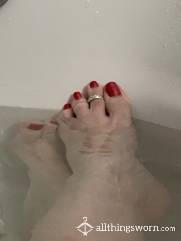 21 Seconds Of Foot Play In The Bathtub