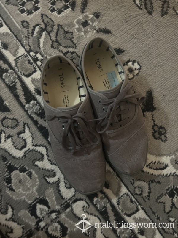 4yr Old Toms - Constantly Wear Without Socks. Stinky And Will Wear In Hot Weather Until Sold!