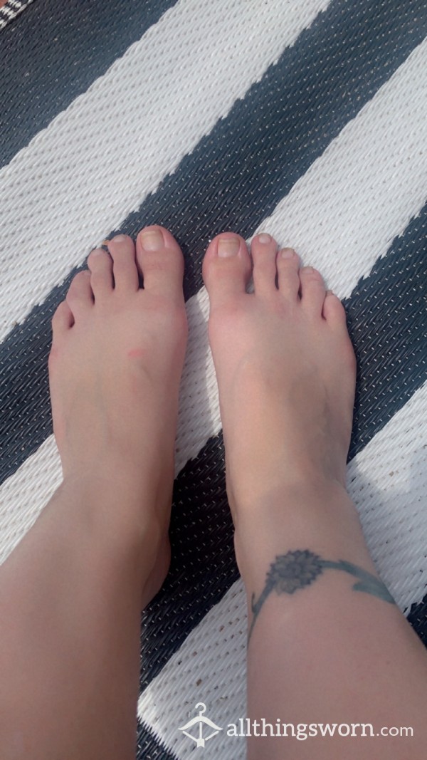 6 Pretty Pics Of My Feet Tanning In The Sun