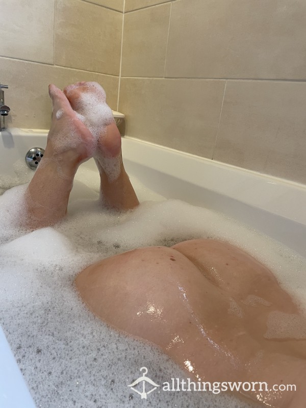All Soapy Feet, Legs And Bum 👣🛁🧼🍑