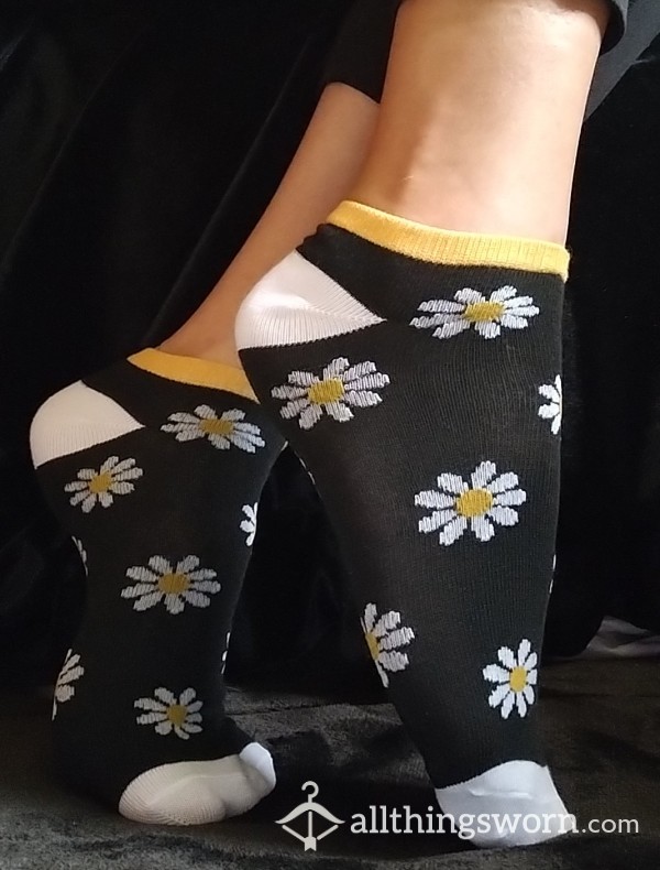 Black Daisy Ankle Socks