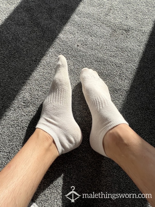 Dom Top Well Worn White Ankle Socks