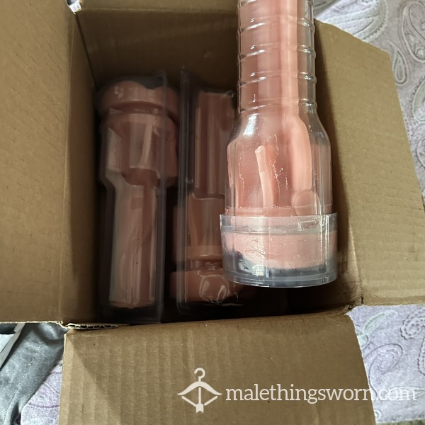 Fleshlight With 2 Extra Inserts