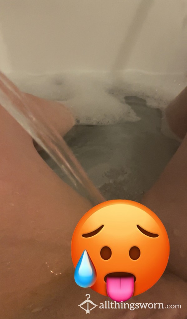 💦 Giving Myself An Orgasm With The Water From My Bath Taps 🤭