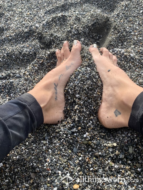 10 Photos- Hot Girl Rubbing Her Curvy Feet In Sand At Beach