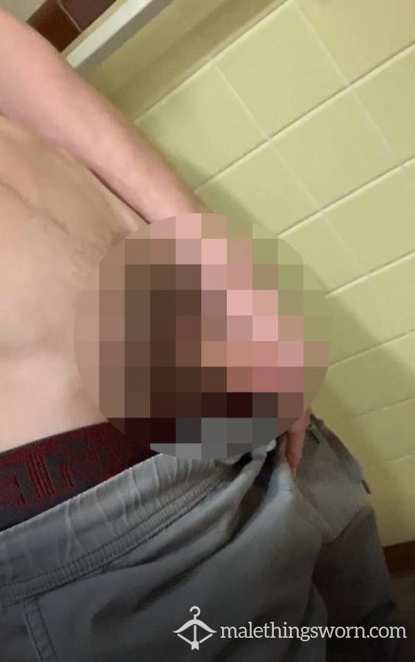 PISS VID COLLEGE JOCK TWINK PEEING IN FRAT HOUSE TOILET UP CLOSE (42 Sec)