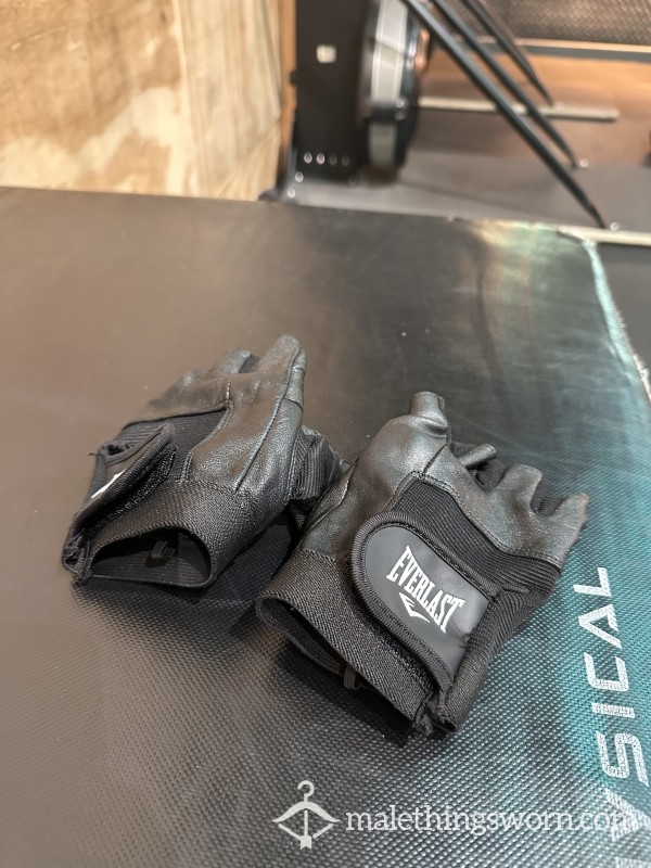 Ripe Gym Gloves, Sweaty And Stink 🤢 They Smell Bad!