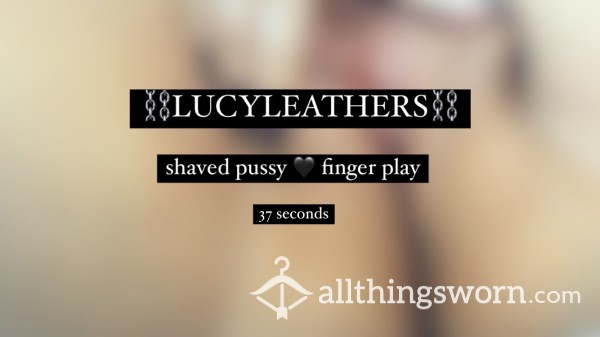 Shaved Pussy / Finger Play 💦