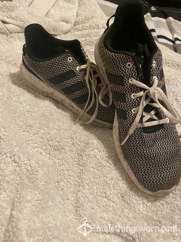 Teen Gym Shoes 😈 (size9)