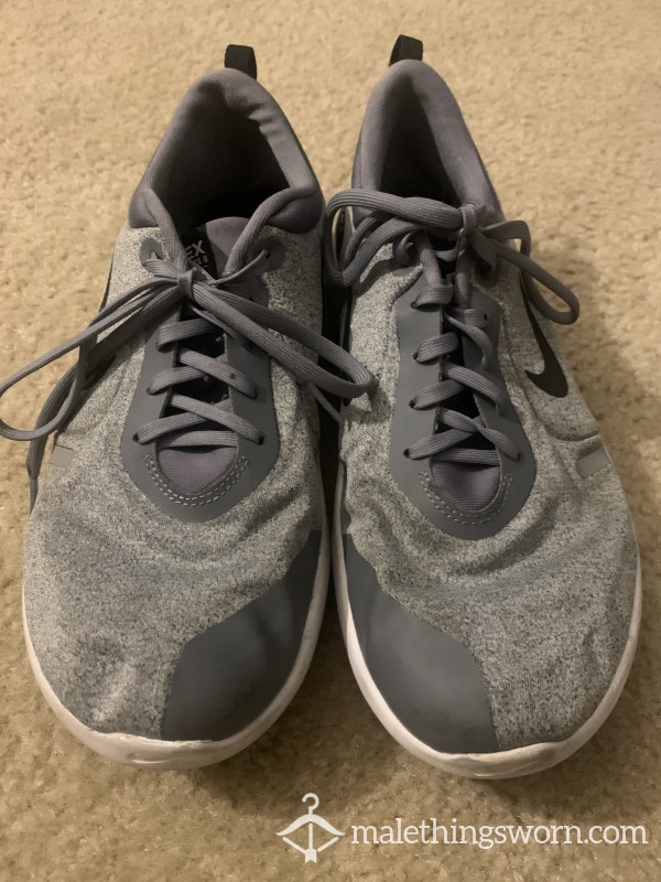 Used Grey Nike Flex Experience 8 Sneakers (Size 9.5W US)