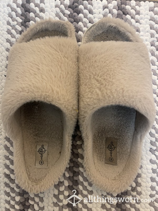 Used Strong Smell Fuzzy Slippers