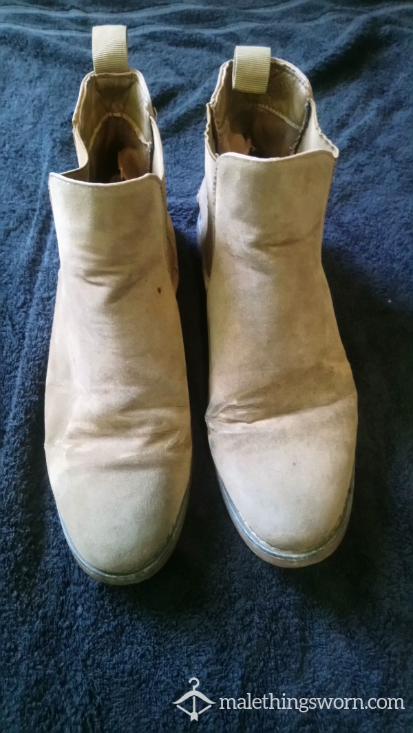 Worn Cowboy Boots 👢